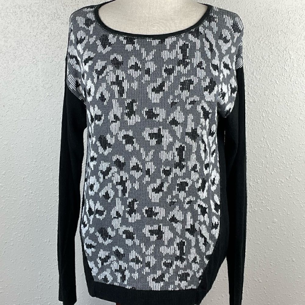 Pre-Loved JW Style Womens Black/White/Gray Leopard Print Long Sleeve Sweater M